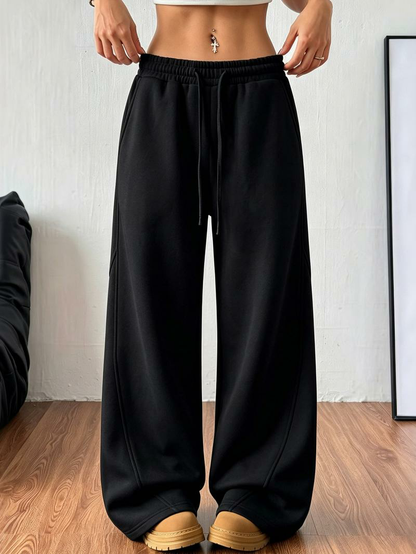 Women’s cotton wide-leg sweatpants with an elastic drawstring waist and side pockets